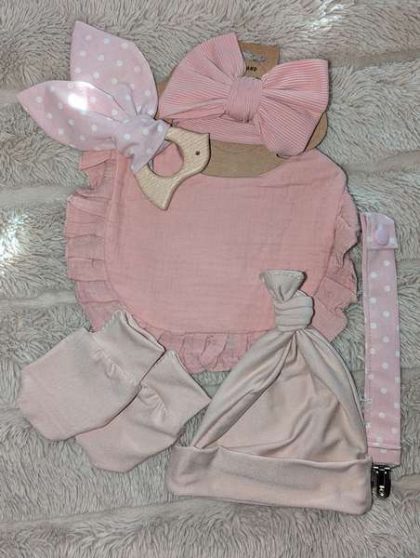 Handgjörd babyset med broderat namn – flicka