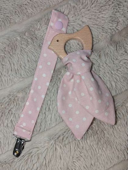 Handgjörd babyset leksak+napphållare med broderat namn – flicka